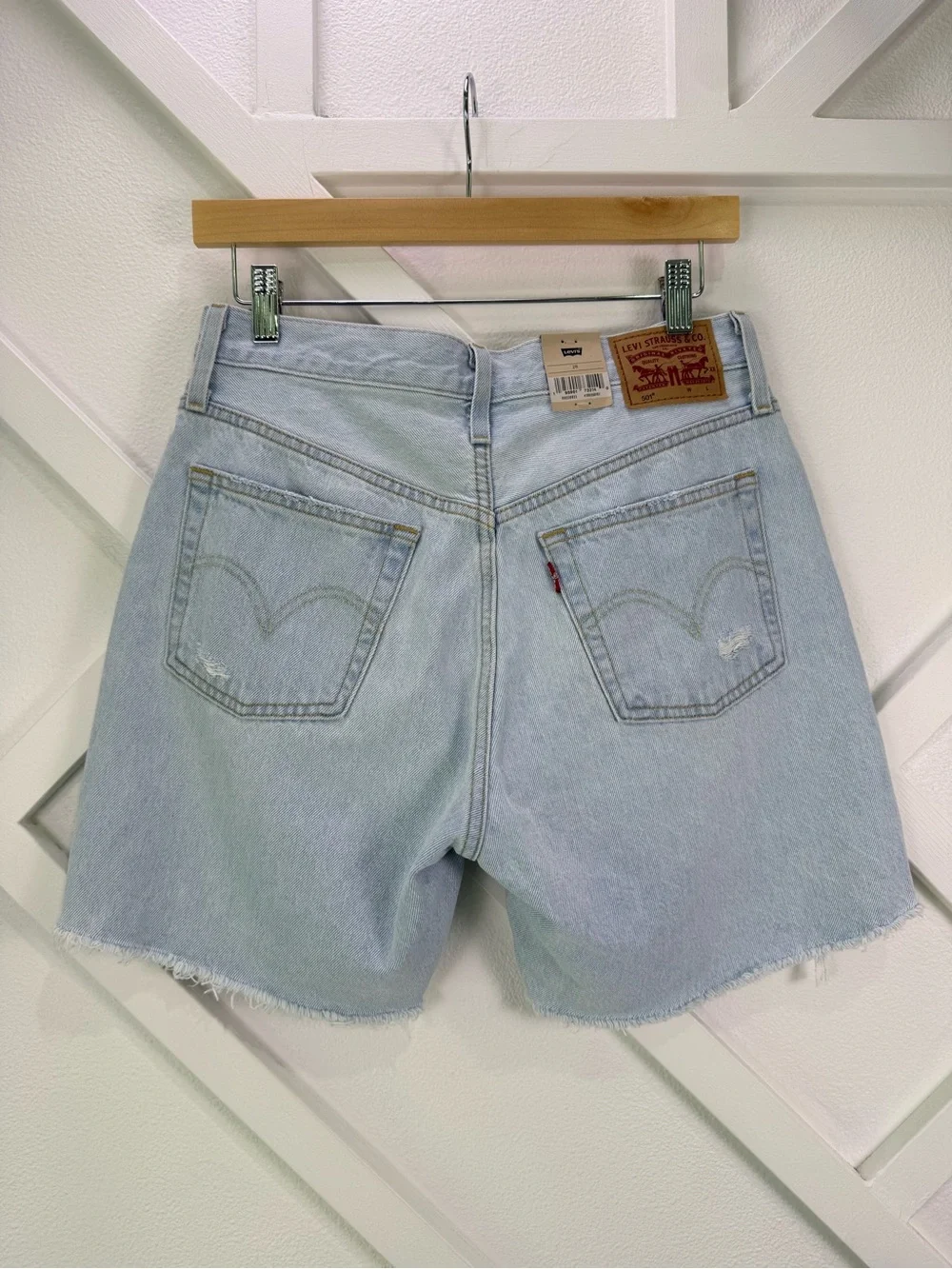 NWT Levi’s 501 Mid Thigh Women's Shorts Light Wash Distressed Size 28